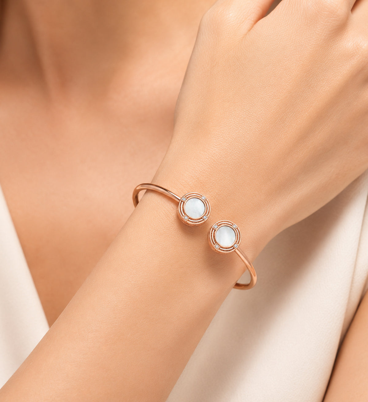 Relic Pearl Bangle (Pearl Effect)