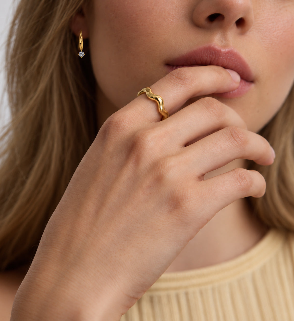 Aline Fluid Band (Gold), model styling view