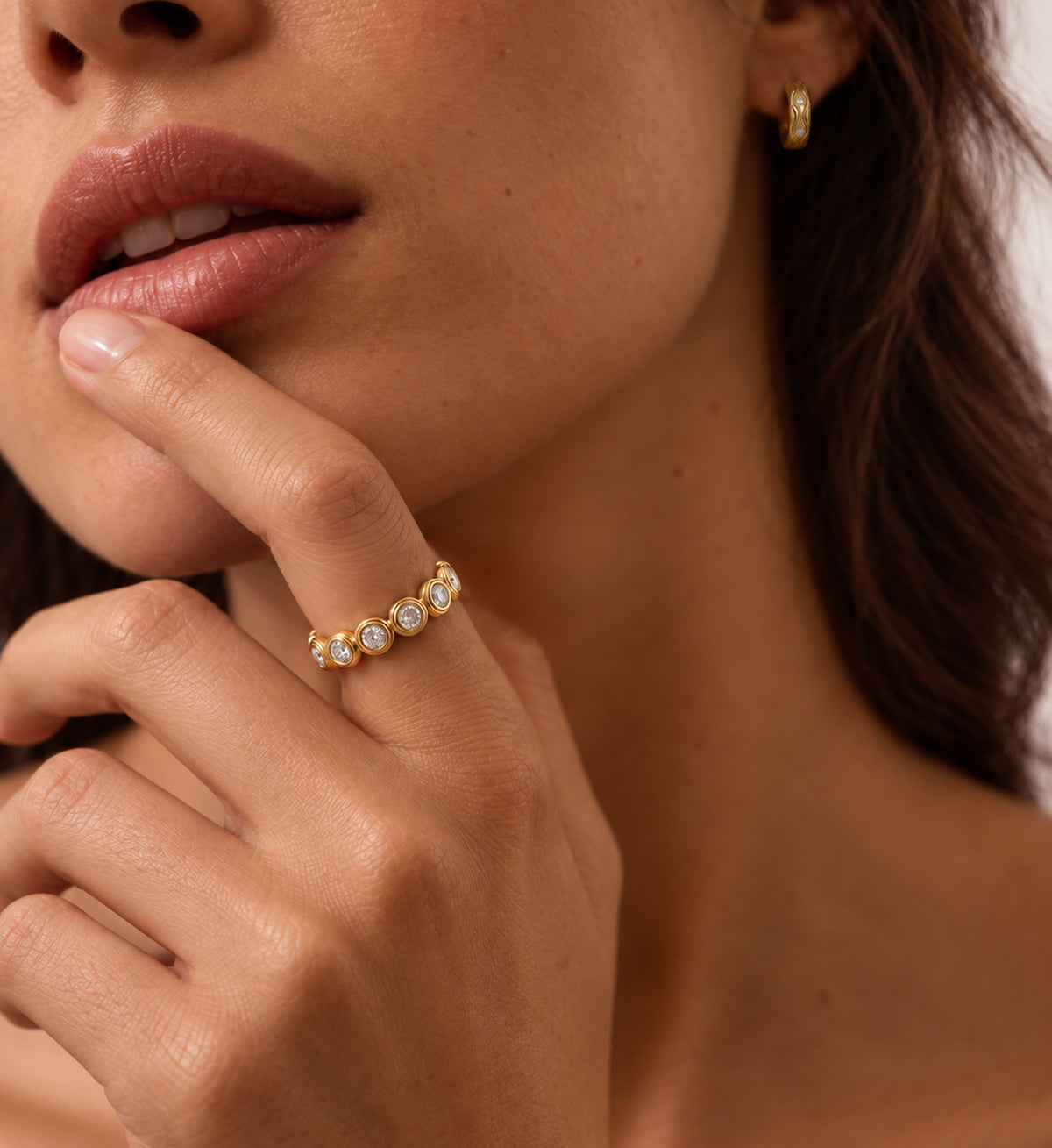 Aurelia Bezel Link Ring (Gold), model styling view