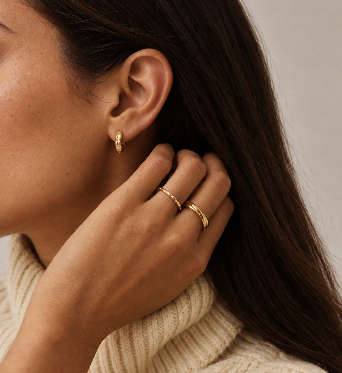 Mira Stone-Dot Band (Gold), model styling view