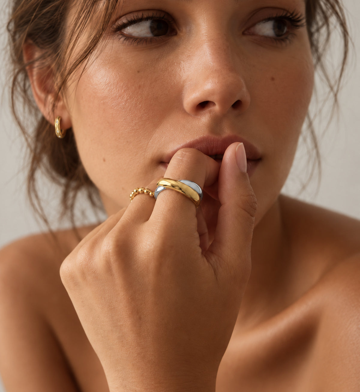 Noma Crossover Ring (Gold), model styling view