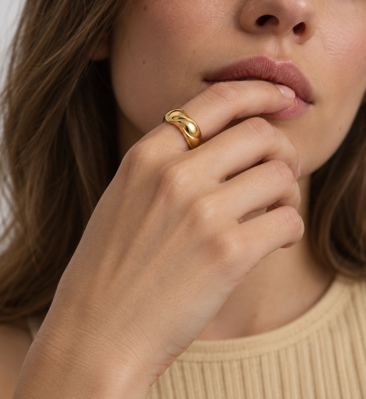 Onda Dome Ring (Gold), model styling view