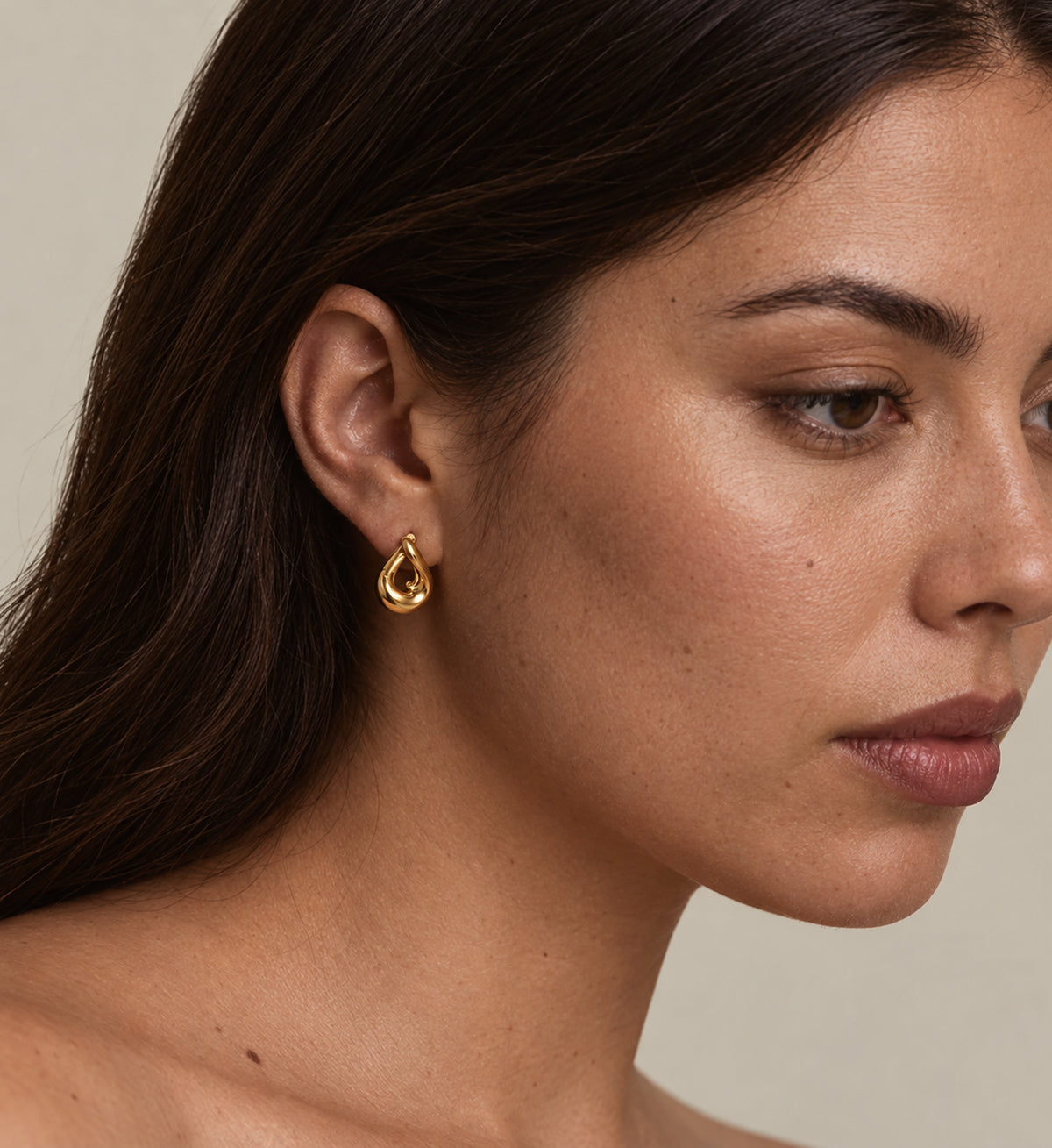 Onda Sculpted Loop Earrings (Gold), model styling view